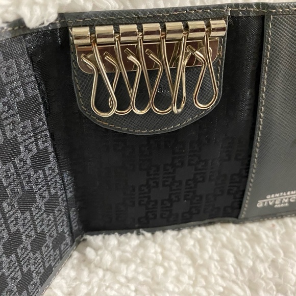 Givenchy Gray keycase with six key holders, excellent condition - Picture 4 of 10